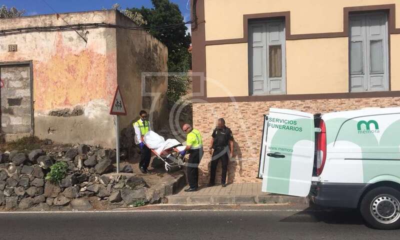 Momento del traslado del cadáver al furgón de los servicios funerarios (Foto TA)