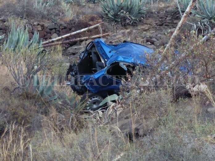Unidades de bomberos, Policía Local y ambulancias del SUC en el lugar del accidente (Foto TA)