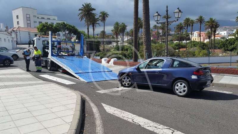 El vehículo siniestrado en el momento de ser retirado por una grúa (Foto TA)