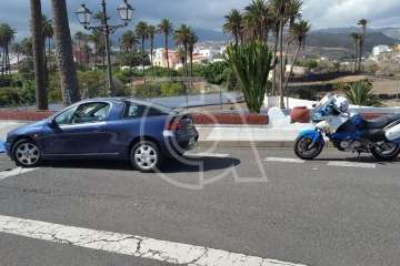 Un vehículo impacta contra la acera en la entrada a San Juan (Foto TA)