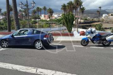 Un vehículo impacta contra la acera en la entrada a San Juan (Foto TA)