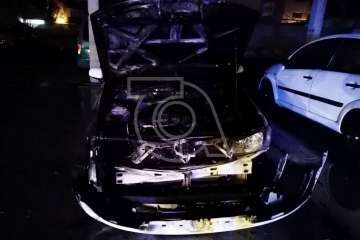 Un vehículo, totalmente calcinado en un incendio intencionado en Arnao (Foto TA)