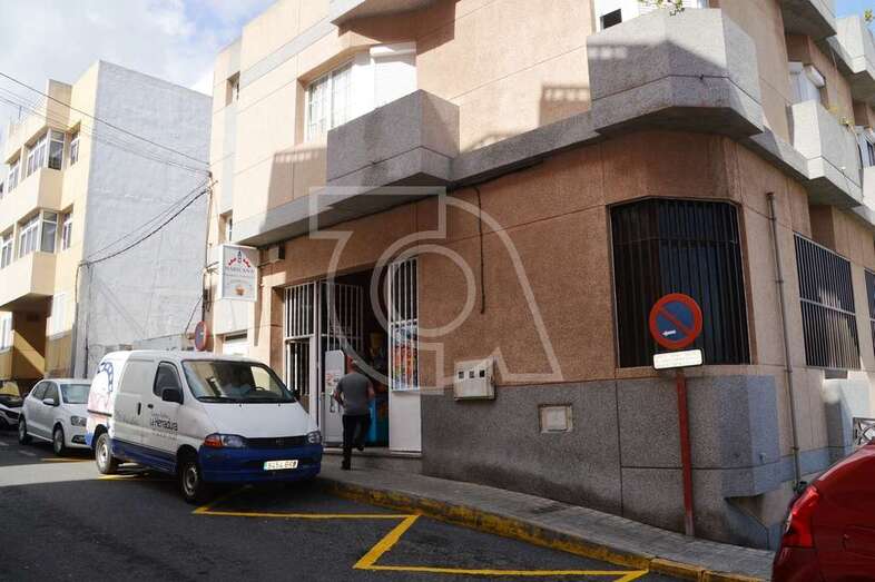 Imagen de la Panadería y Pastelería La Herradura tomada este mismo viernes tras el atraco (Foto TA)