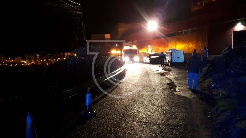 Bomberos y Policía Local, en la calle afectada por el deslizamiento (Foto TA)