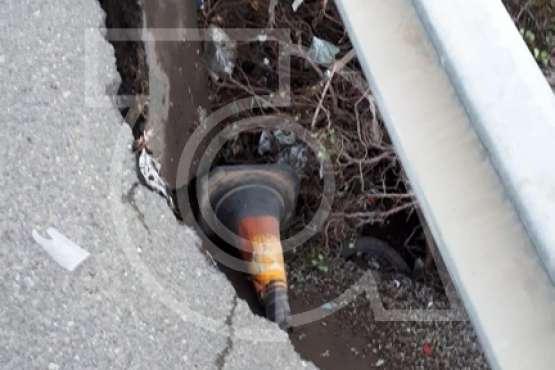 Las lluvias provocan un corrimiento en una vía de la zona industrial de Maipez-Jinámar (Foto TA)