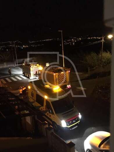 Los bomberos llegando al inmueble abandonado (Foto TA)