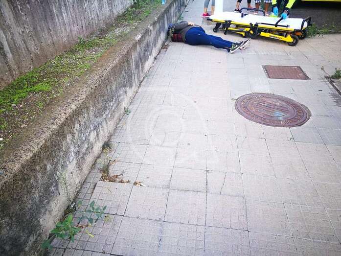 La mujer cayó al suelo tropezar en una baldosa en mal estado de la acera (Foto TA)