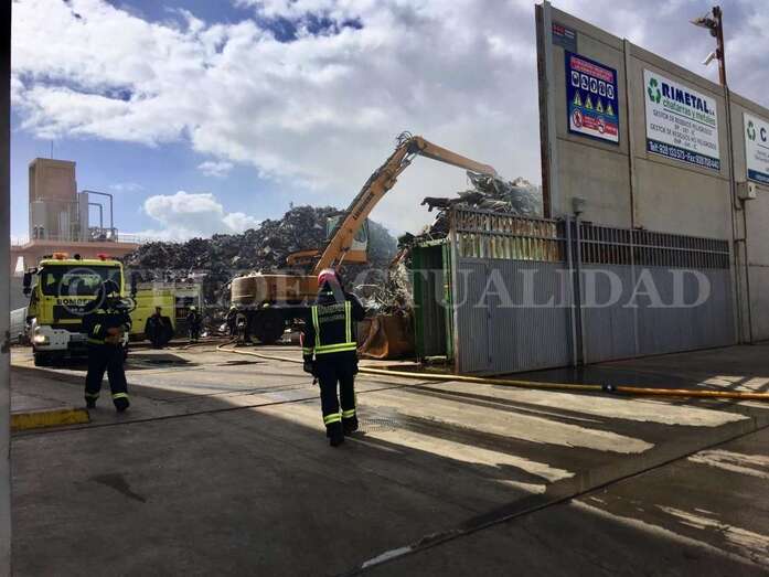 Varias dotaciones de bomberos tratan de sofocar las llamas (Foto TA)
