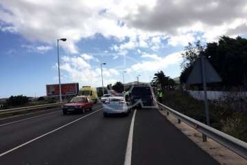 Grave choque frontal entre dos vehículos en la circunvalación de Telde (Foto TA)
