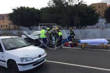 Grave choque frontal entre dos vehículos en la circunvalación de Telde (Foto TA)
