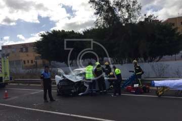 Grave choque frontal entre dos vehículos en la circunvalación de Telde (Foto TA)