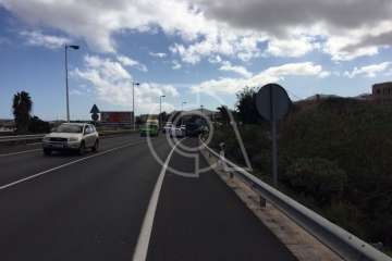 Grave choque frontal entre dos vehículos en la circunvalación de Telde (Foto TA)