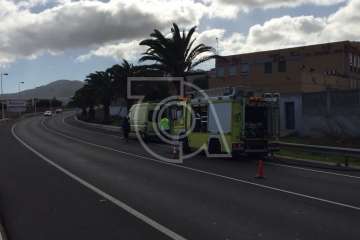 Grave choque frontal entre dos vehículos en la circunvalación de Telde (Foto TA)