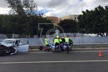 Grave choque frontal entre dos vehículos en la circunvalación de Telde (Foto TA)