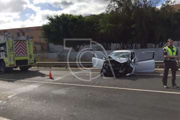 Grave choque frontal entre dos vehículos en la circunvalación de Telde (Foto TA)