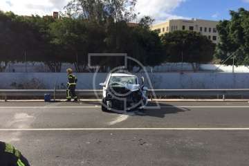 Grave choque frontal entre dos vehículos en la circunvalación de Telde (Foto TA)