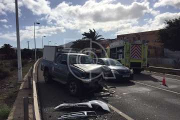Grave choque frontal entre dos vehículos en la circunvalación de Telde (Foto TA)