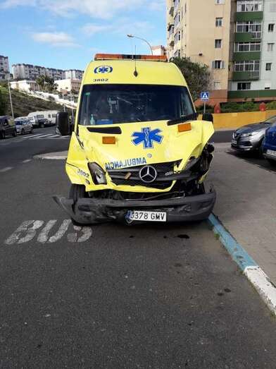 Estado en quedó la ambulancia tras el accidente (Foto TA)
