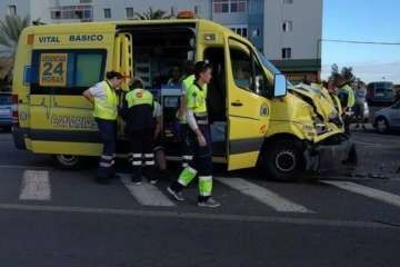 Tres heridos leves en un choque entre una ambulancia y una furgoneta en el Valle de Jinámar (Foto TA)