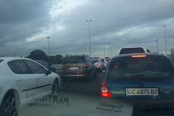 Caravana originada por el accidente (Foto TA)