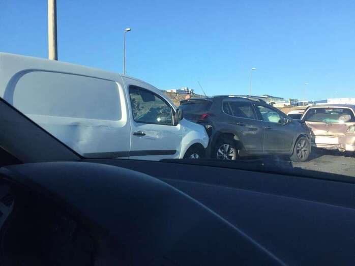 Tres de los vehículos implicados en el siniestro (Foto Canariasenhora)
