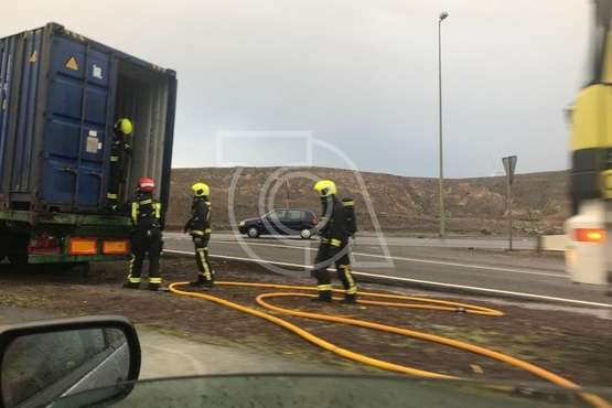 El incendio de la parte baja de un camión en la GC-1, a la altura de Jinámar, genera retenciones (Foto María Arrieta cedida a TA)