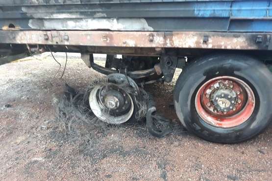 El incendio de la parte baja de un camión en la GC-1, a la altura de Jinámar, genera retenciones (Foto TA)