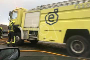 El incendio de la parte baja de un camión en la GC-1, a la altura de Jinámar, genera retenciones (Foto María Arrieta cedida a TA)