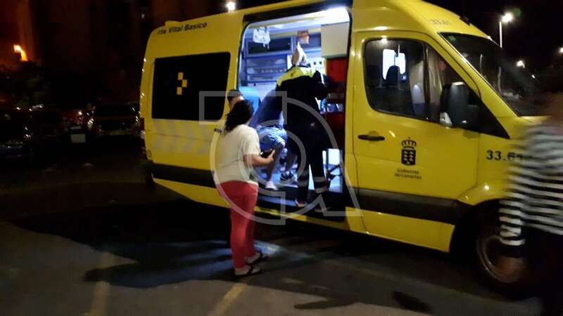 Ambulancia que trasladó al afectado a un centro sanitario (Foto TA)