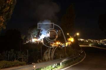 Vecinos de El Palmital, desalojados de sus viviendas por la proximidad de un incendio (Foto TA)