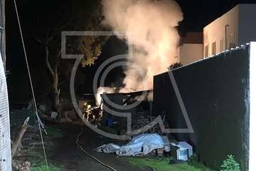 Vecinos de El Palmital, desalojados de sus viviendas por la proximidad de un incendio (Foto TA)