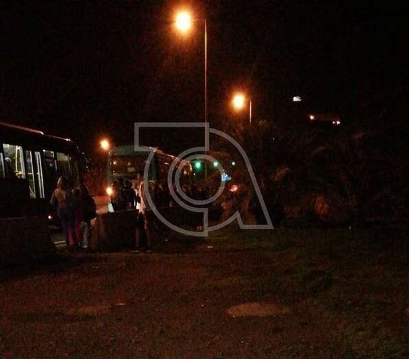 Los pasajeros fuera de la guagua averiada (Foto TA)