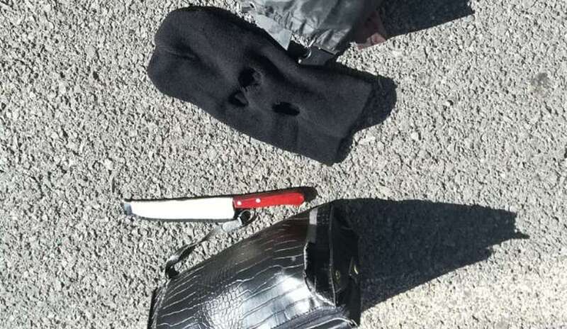 Imagen del pasamontañas y el cuchillo que los agentes intervinieron al presunto ladrón (Foto TA)
