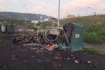 Queman tres contenedores en Lomo Bristol (Foto TA)