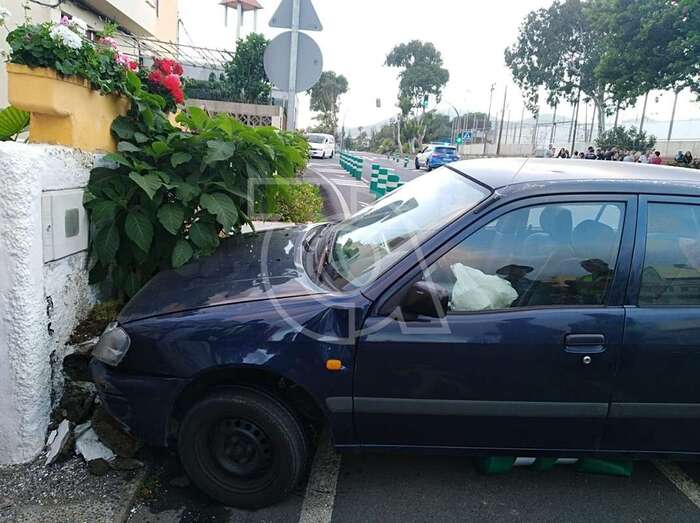 Vehículo accidentado esta tarde en Lomo Cementerio (Foto TA)
