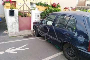 Un turismo se empotra contra un inmueble en Lomo Cementerio y sus ocupantes salen huyendo (Foto TA)