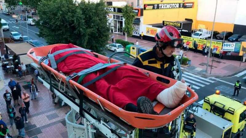 Imagen de la evacuación llevada a cabo por los bomberos del parque de Arinaga y Telde (Foto Borja Suárez/C7)