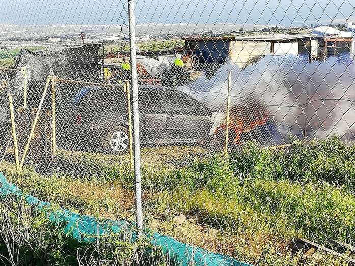 Los bomberos tratando de sofocar el incendio (Foto TA)