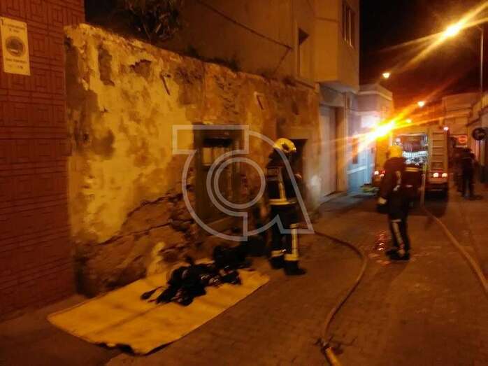 Momento de la intervención de los bomberos (Foto TA(