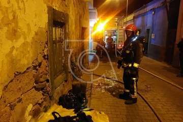 Incendio sofocado en una vivienda antigua de Los Llanos de Telde (Foto TA)