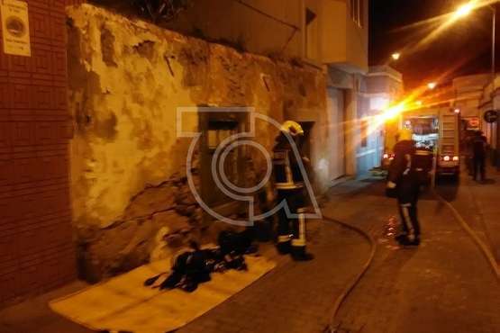 Incendio sofocado en una vivienda antigua de Los Llanos de Telde (Foto TA)