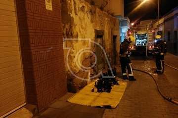Incendio sofocado en una vivienda antigua de Los Llanos de Telde (Foto TA)