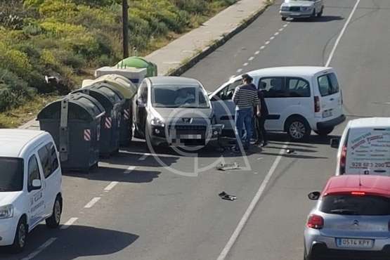 Aparatosa colisión de dos vehículos en una calle de Lomo Cementerio (Foto TA)