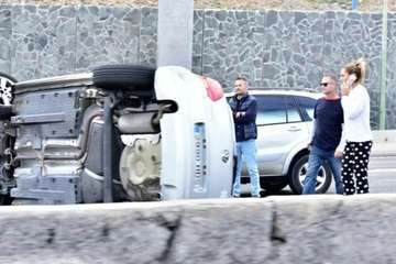 Espectacular vuelco de un turismo en la GC-1, a la altura de Jinámar (Foto C7)