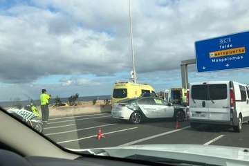 Espectacular vuelco de un turismo en la GC-1, a la altura de Jinámar (Foto TA)