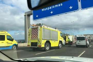 Espectacular vuelco de un turismo en la GC-1, a la altura de Jinámar (Foto TA)
