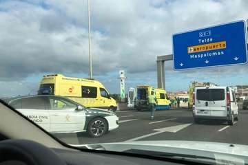 Espectacular vuelco de un turismo en la GC-1, a la altura de Jinámar (Foto TA)