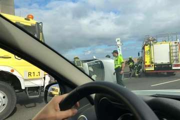 Espectacular vuelco de un turismo en la GC-1, a la altura de Jinámar (Foto TA)