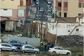 Los bomberos evacúan a un anciano con síndrome de Diógenes de una vivienda de Telde (Foto Teldeojeando y TA)