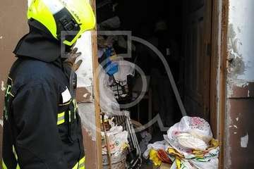 Los bomberos evacúan a un anciano con síndrome de Diógenes de una vivienda de Telde (Foto Teldeojeando y TA)